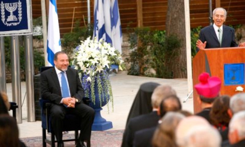 ליברמן (יושב על כיסא) בעת נאום הנשיא פרס [צילום: פלאש 90]