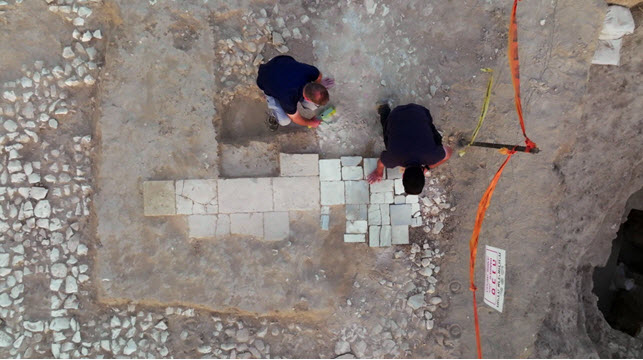 התגלה אולם שיש מרוצף שיש ואבן [צילום: אמיל אלג'ם, רשות העתיקות]