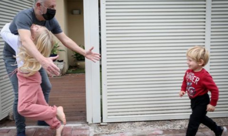 סב שנפגש מחדש עם נכדיו [צילום: חן ליאופולד/פלאש 90]