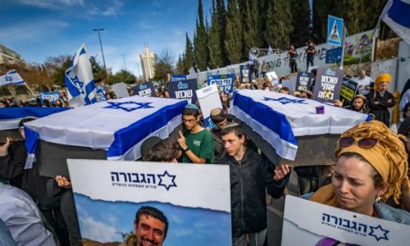 מיצג ארונות קבורה נגד העסקה בהובלת פורום הגבורה [צילום: יונתן זינדל/פלאש 90]