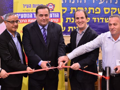 הסרט האדום שגוזר שר התחבורה [צילום: רומה אורן]