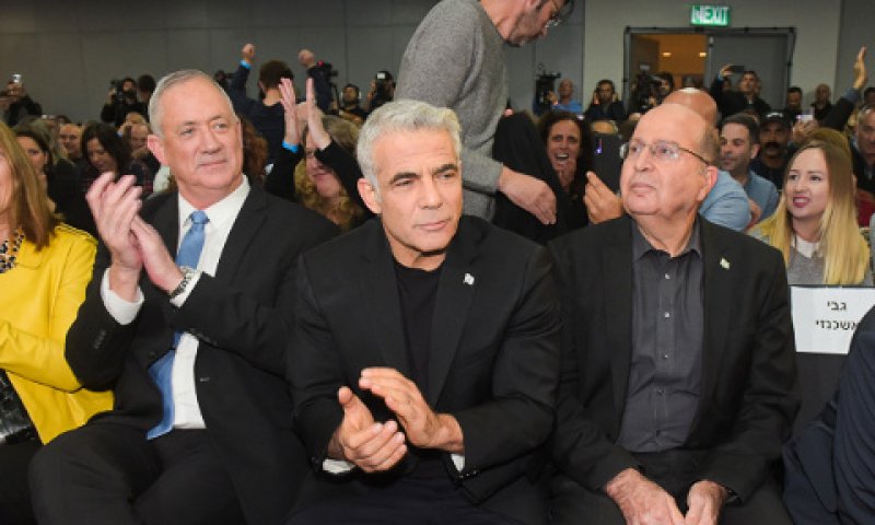 לפיד (במרכז) בכינוס של כחול לבן [צילום: אבשלום ששוני/פלאש 90]
