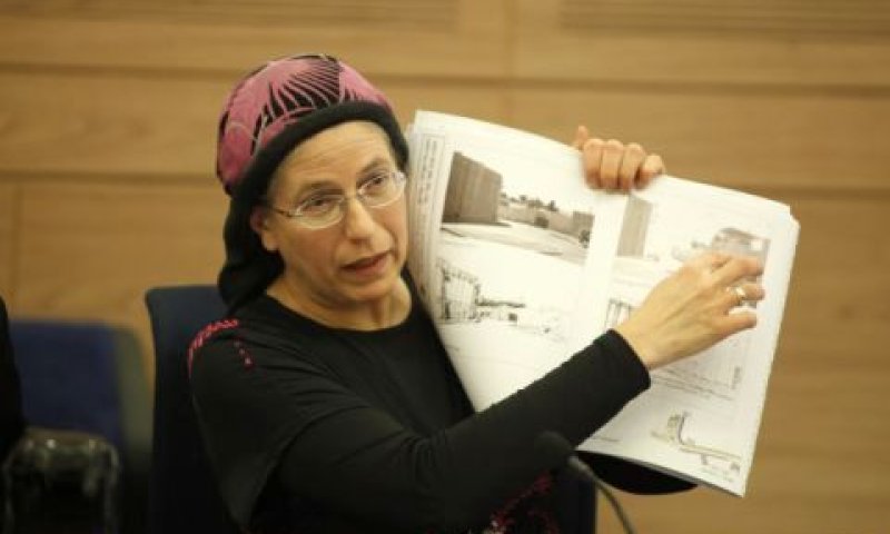 חברת הכנסת סטרוק מציגה את תוכנית הקירוי [צילום: פלאש 90]