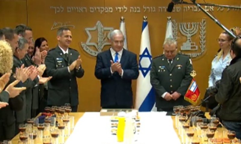 הרמת הכוסית בבסיס הקריה