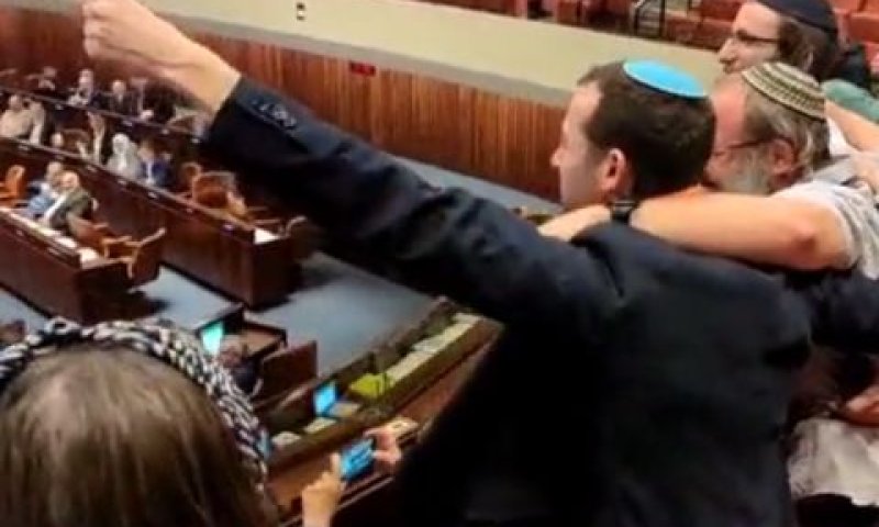 יוסי דגן מברך שהחיינו [צילום: שימוש לפי סעיף 27א לחוק זכויות יוצרים]