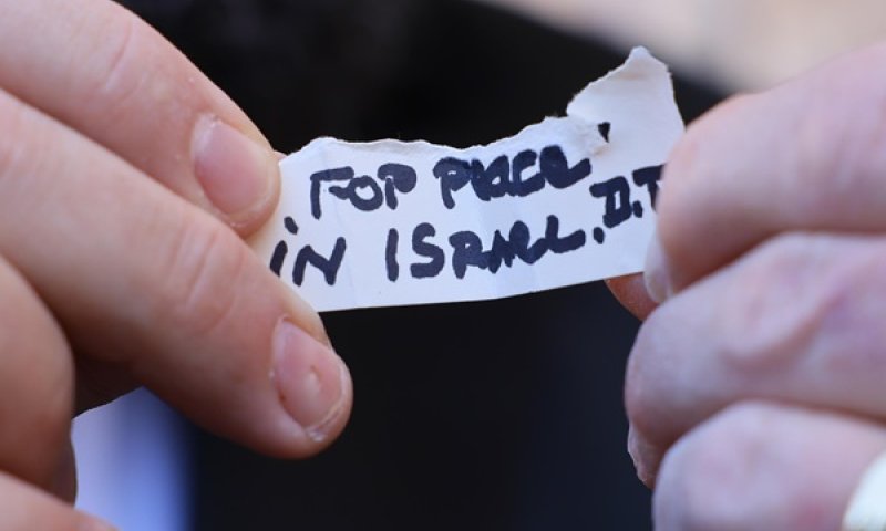 הפתק שהטמין האקבי בכותל המערבי [צילום: הקרן למורשת הכותל המערבי]