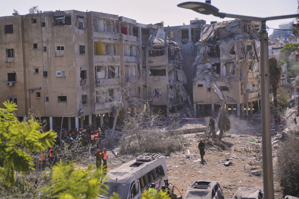 הרס רב בעיר חולון [צילום: אוהד צוויגנברג/AP]