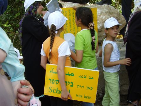 שלטי ההנצחה בדרך לעמואס [עומר כרמון]