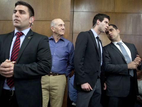 "מושחת שלט בחיינו". אולמרט [צילום: AP]