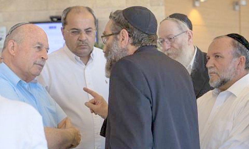 חברי ועדת הכספים עם היו"ר סלומינסקי [צילום: פלאש 90]