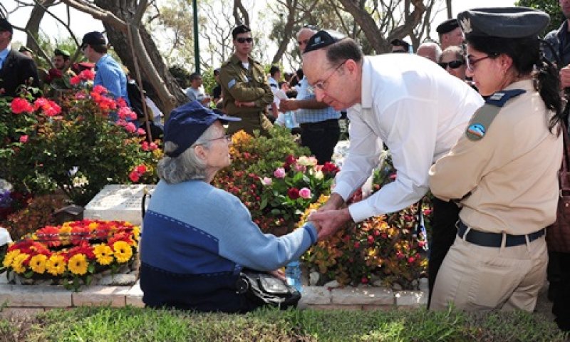 יעלון בבית העלמין הצבאי בתל אביב [צילום: אריאל חרמוני]