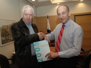 [השר לשעבר ויו"ר ארגון CLUB50 עוזי ברעם נפגש עם שר האוצר אהוד אולמרט והגיש לו את הדו"ח השנתי על אוכלוסיית בני 50 פלוס בישראל]