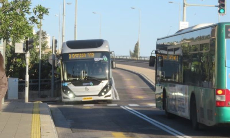 נהגי התחבורה הציבורית עובדים תחת אש [צילום: שמואל וולף]