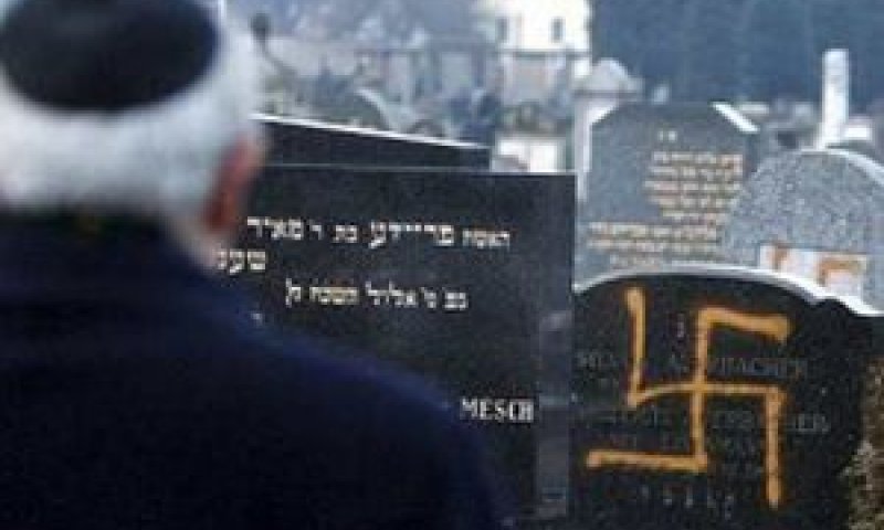 אחד הקברים שרוסס בצלב קרס בבית הקברות בשטרסבורג [צילום: AP]