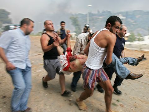 אזרחים נושאים גופה סמוך לביירות [AP]