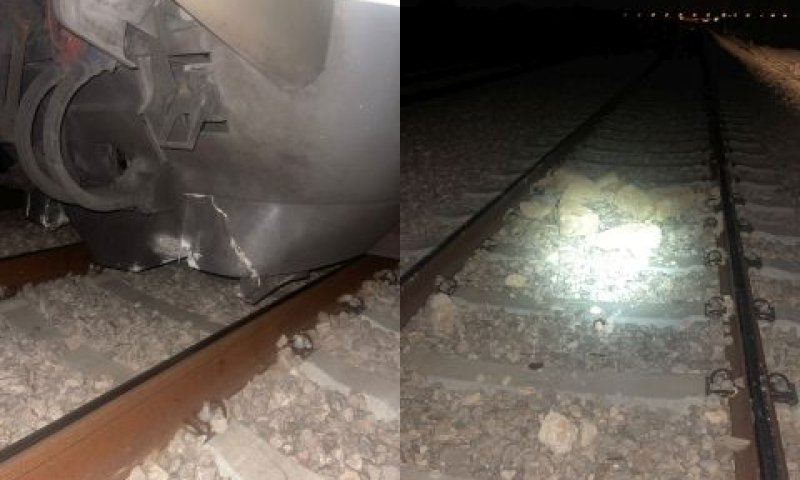 סלעים שהונחו בעבר על מסילה בנגב [צילום: דוברות המשטרה]