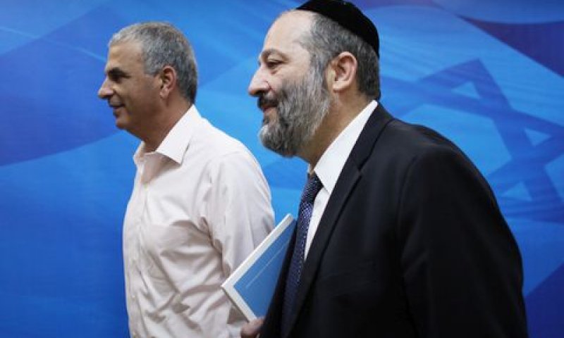 כחלון ודרעי. הנחת מע"ם [צילום: אלכס קולומויסקי]