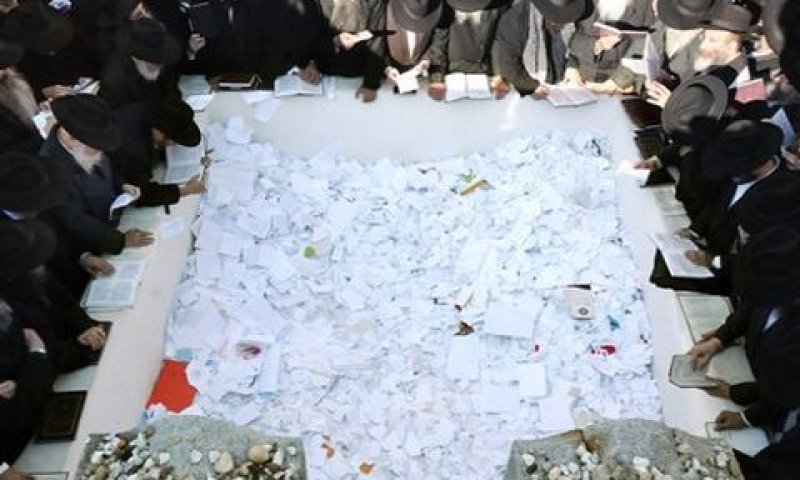 חסידים על קבר הרבי (2011) [צילום: AP]