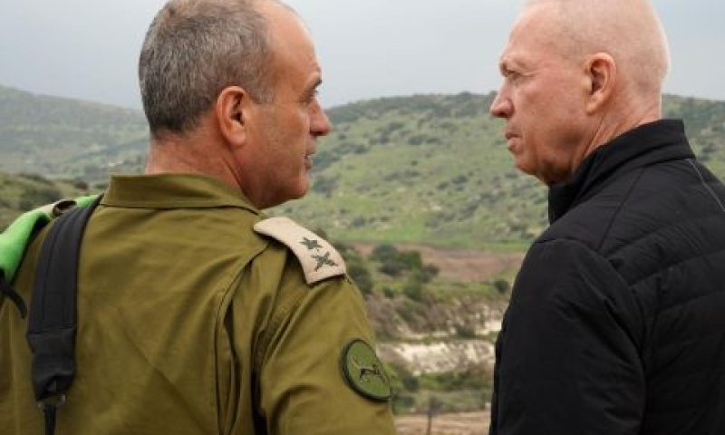 השר גלנט עם אלוף פוקס [צילום: אריאל חרמוני]