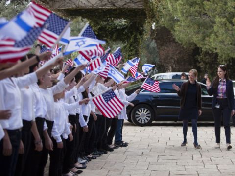 ילדים בבית הנשיא מתרגלים קבלת פנים [צילום: פלאש 90]