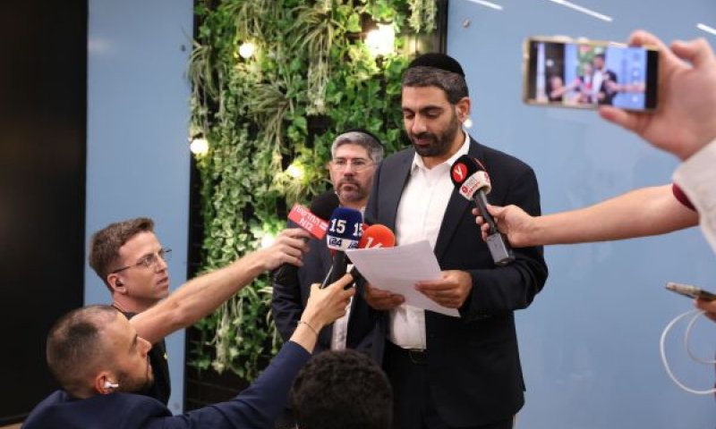 השר מיכאל מלכיאלי מכריז על החלטת מועצת החכמים [צילום: יעקב כהן]