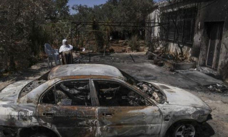 בית ורכב שהוצתו בתורמוס עייא [צילום: מוחמד עילין/AP]