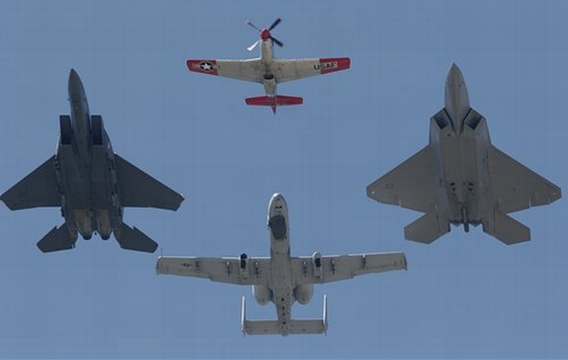 למעלה באמצע - מוסטנג P-51; משמאל - F-15; ימין - F-22 A; מרכז למטה - A-10 [צילומים: AP]