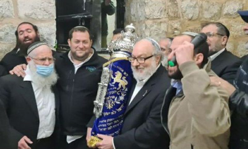 ג'ונתן פולארד בקבר יוסף [צילום: רועי חדי]