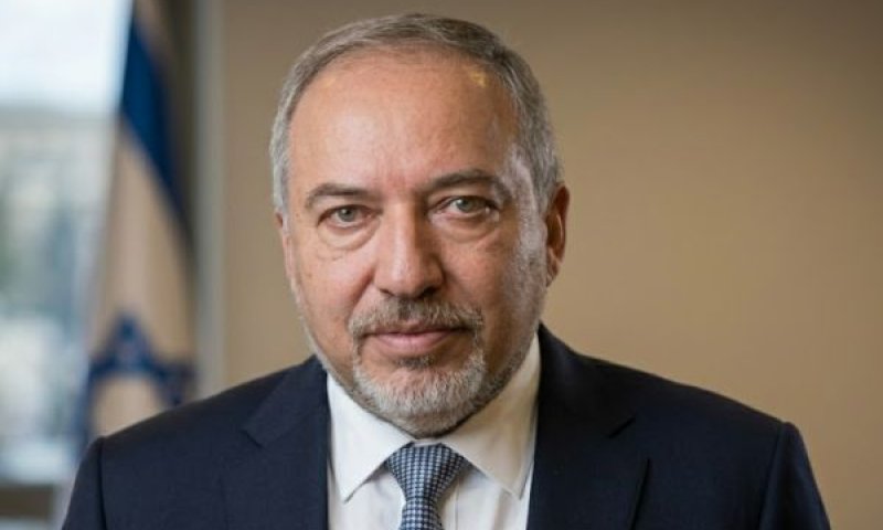 ליברמן. דרושה הכרעה [עיבוד: AI]