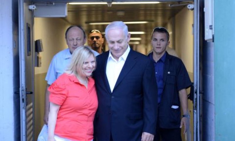 נתניהו ביציאתו מבית החולים [צילום: קובי גדעון/לע"מ]
