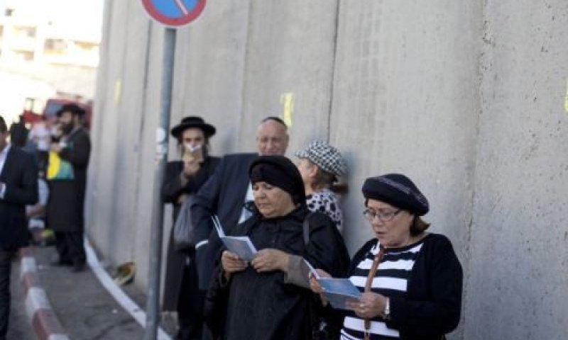 מתפללים בקבר רחל [צילום: פלאש 90]