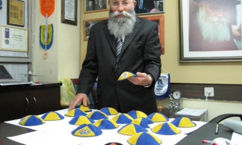 הרב גלויברמן עם כיפות לאוהדים