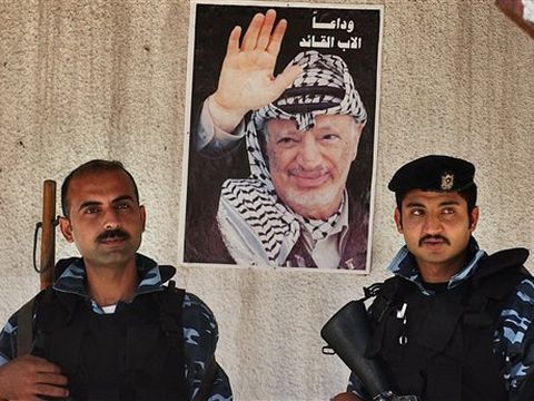 שוטרים פלשתינים מחוץ לבניין בית המשפט בעזה [AP]