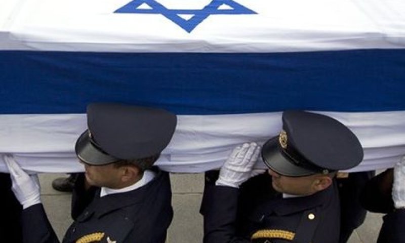 משמר הכנסת נושא את הארון [צילום: AP]