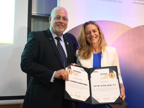 נשיא הטכניון פרופ' אורי סיון מעניק לד"ר שרון אלרעי-פרייס את המדליה [צילום: רמי שלוש, דוברות הטכניון]