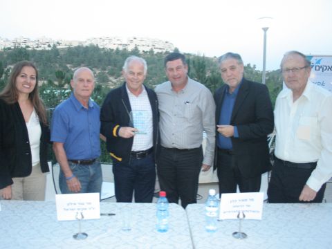 מימין: מנכ"ל הרווחה, שר הרווחה, מוקי (מנחם) גרינבוים ושמעון גרינבוים - בעלי סלע לוגיסטיקה, יו"ר אקים ומנכ"ל אקים [צילום: אבי מספין]