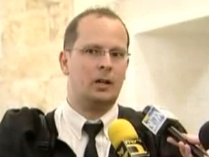 עו"ד רז נזרי. פנה לפרקליט המדינה [צילום: מן הטלוויזיה]