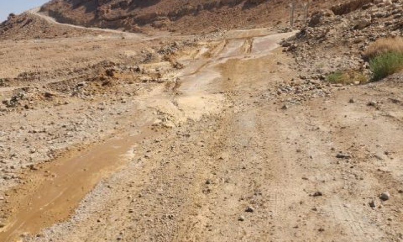 דליפת תמלחת מצינור של מפעלי פריקלאס [צילום: אורלי מילר, היחידה הסביבתית ערד-תמר-ירוחם]