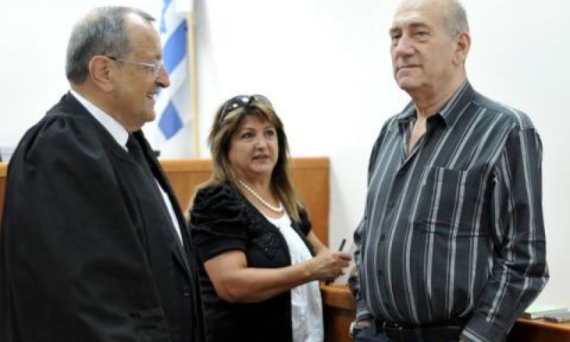 אהוד אולמרט, שולה זקן ועו"ד נבות תל-צור [צילום: פלאש 90]