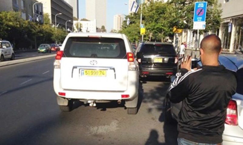 רכב המפכ"ל. דאבל פארקינג [צילום: פיני פישלר]