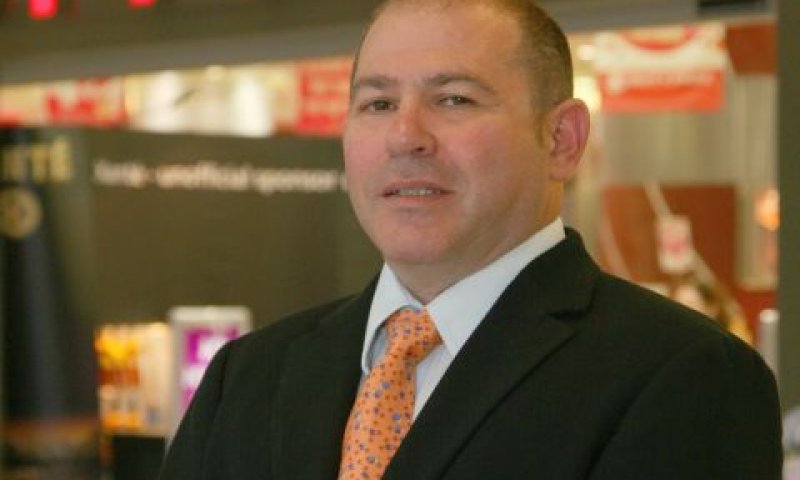 אבי בן חור. מנכ"ל ג'יימס ריצ'רדסון [צילום: תמר מצפי]