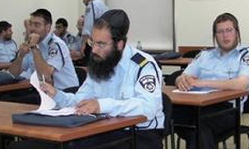 יוצאי ישיבות שהתגייסו למשטרה לומדים בקורס [צילום: דוברות המשטרה]
