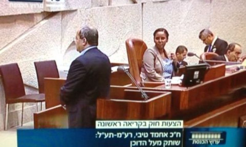 אחמד טיבי מפנה את גבו לדוכן הנואמים
