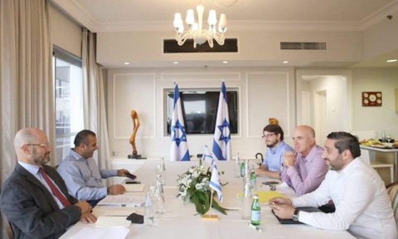 צוותי המו"מ נפגשים [צילום: אופק אבשלום]