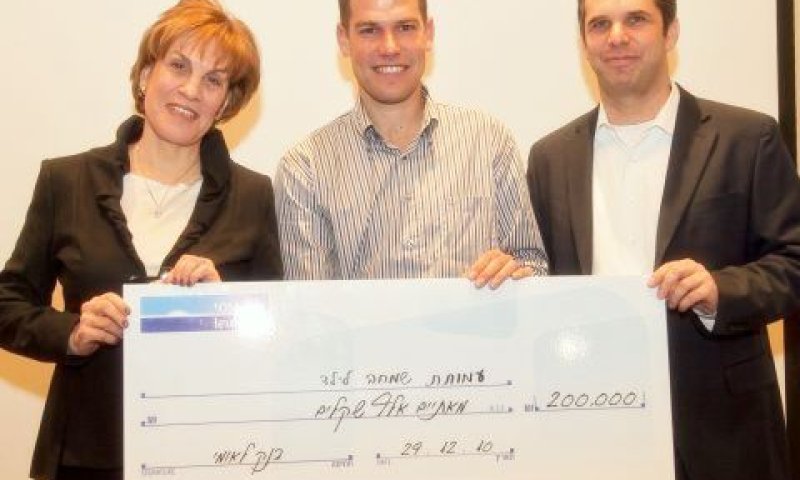 גליה מאור ומאיר ברנד (גוגל) מעניקים צ'ק ע"ס 200 אלף ₪ לאלי קלרמן, מנכ"ל "שמחה לילד" [צילום: לם וליץ סטודיו]