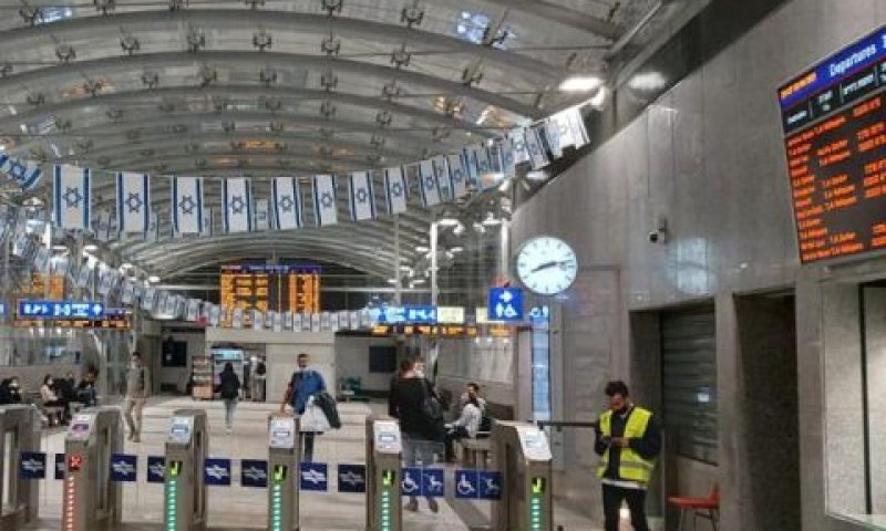דגלים בתחנת רכבת [צילום: רכבת ישראל]