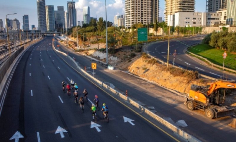 רוכבי אופניים באיילון, היום [צילום: עודד בלילטי, AP]