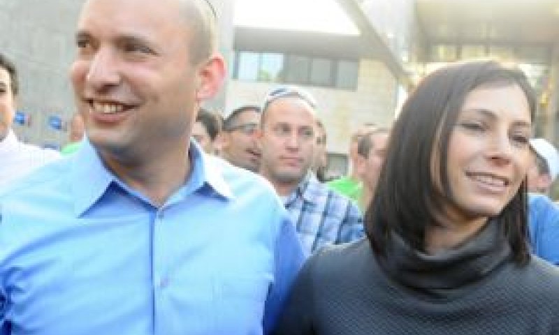 בנט ורעייתו. מפוחדת [צילום: פלאש 90]