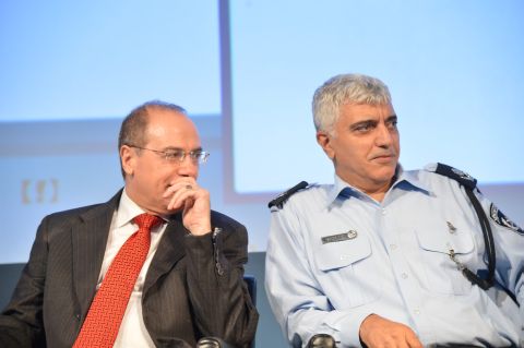 מני יצחקי, האחראי על החקירה, עם השר השלום [צילום: יוסי זליגר]