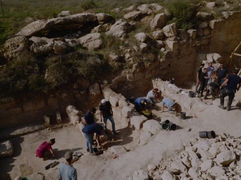 עבודות חפירת חצר המערה [צילום: אמיל אלג'ם, רשות העתיקות]